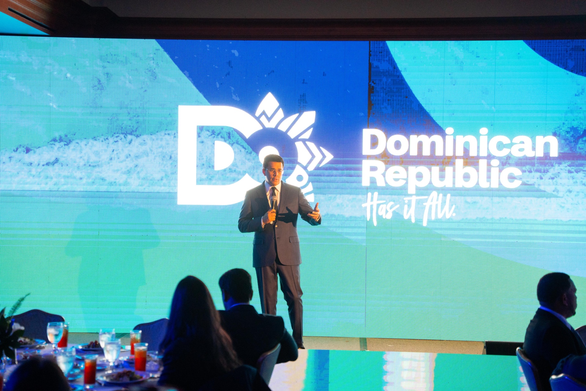 Collado David Collado presenta en Houston, Estados Unidos, su roadshow número ...